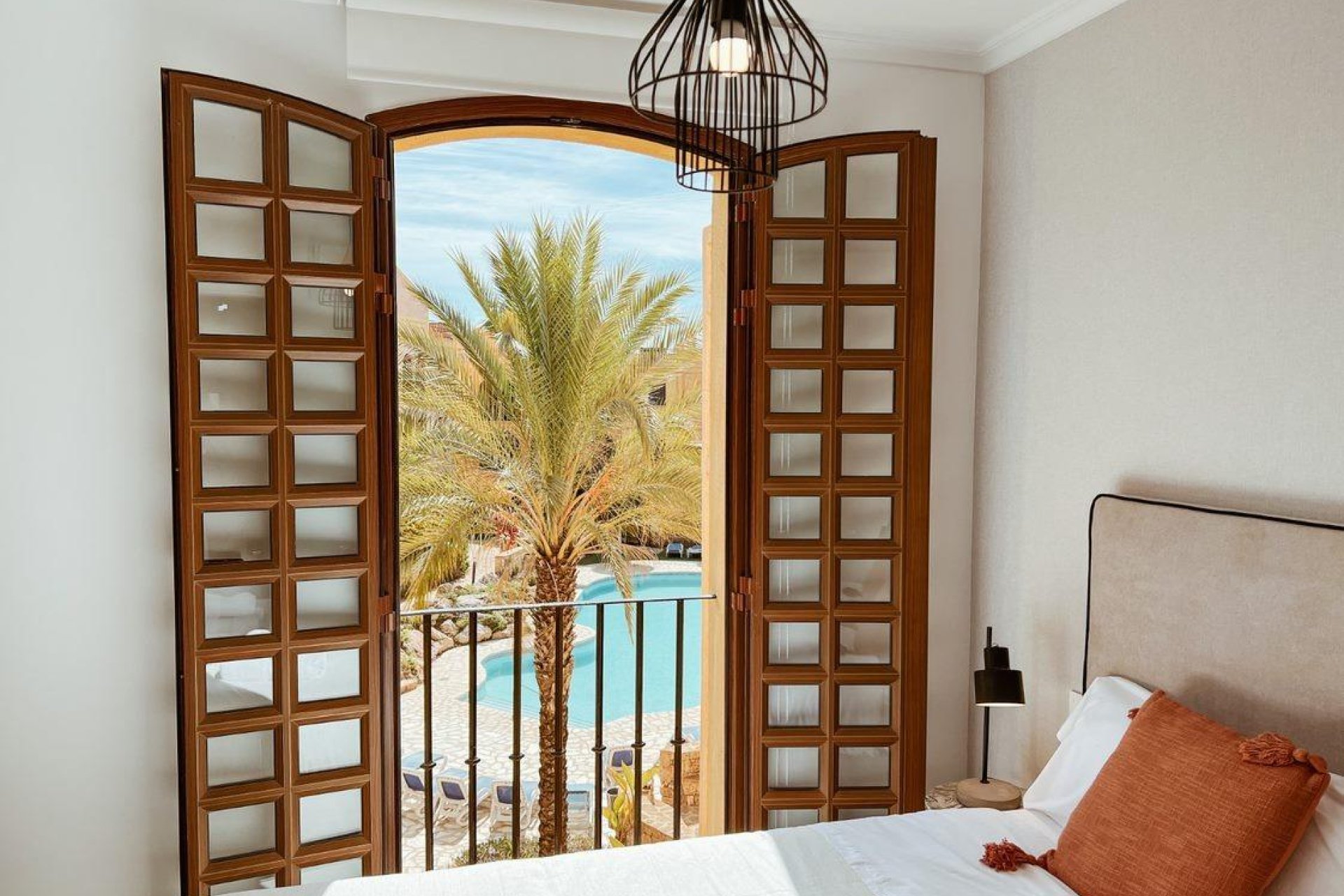Bedroom with en-suite bathroom and mirrored wardrobes