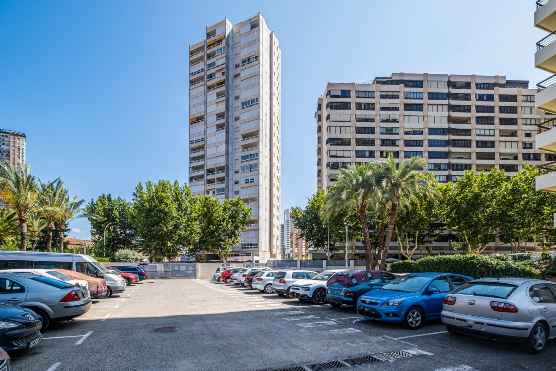 Parking comunitario - Apartamento con vistas al mar y licencia turística en Benidorm - Levante (Costa Blanca - Alicante)