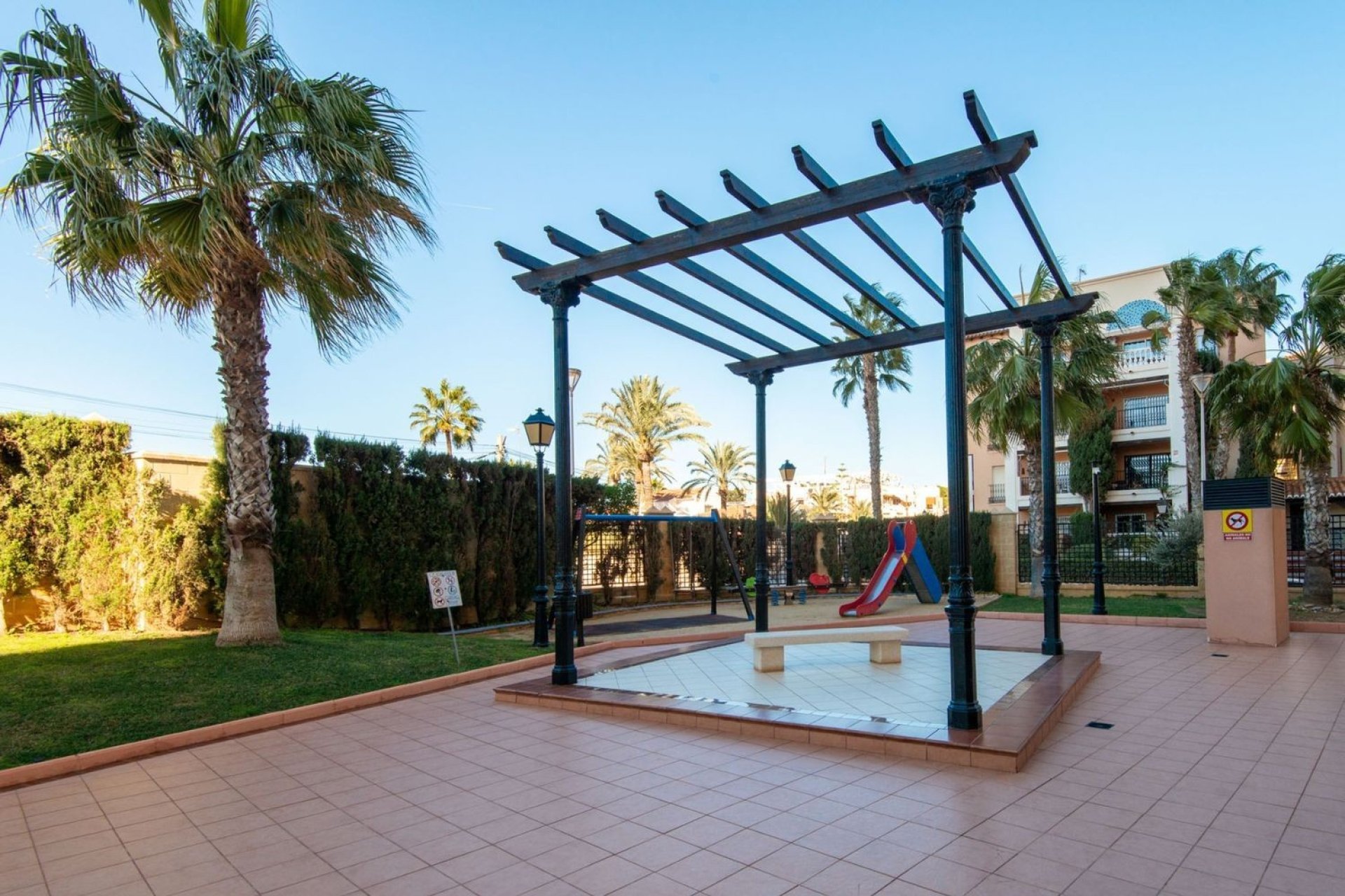 Parque Infantil - Apartamento con vistas al mar en Torrevieja, Playa de los Locos (Costa blanca - Alicante)