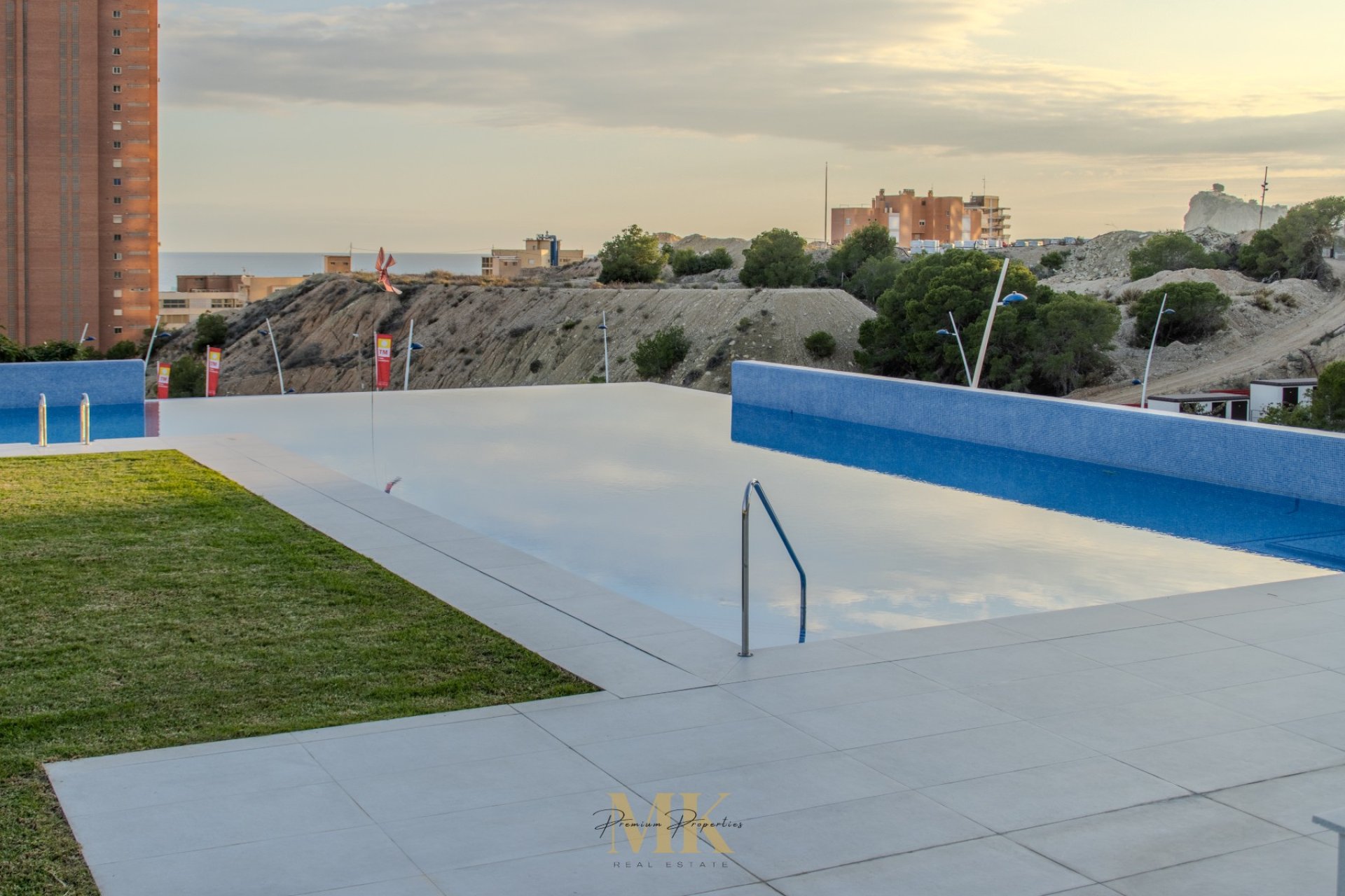 Piscina - Apartamento de lujo en venta en edificio nuevo Sakura, Benidorm - Playa de Poniente (Costa Blanca, Alicante)