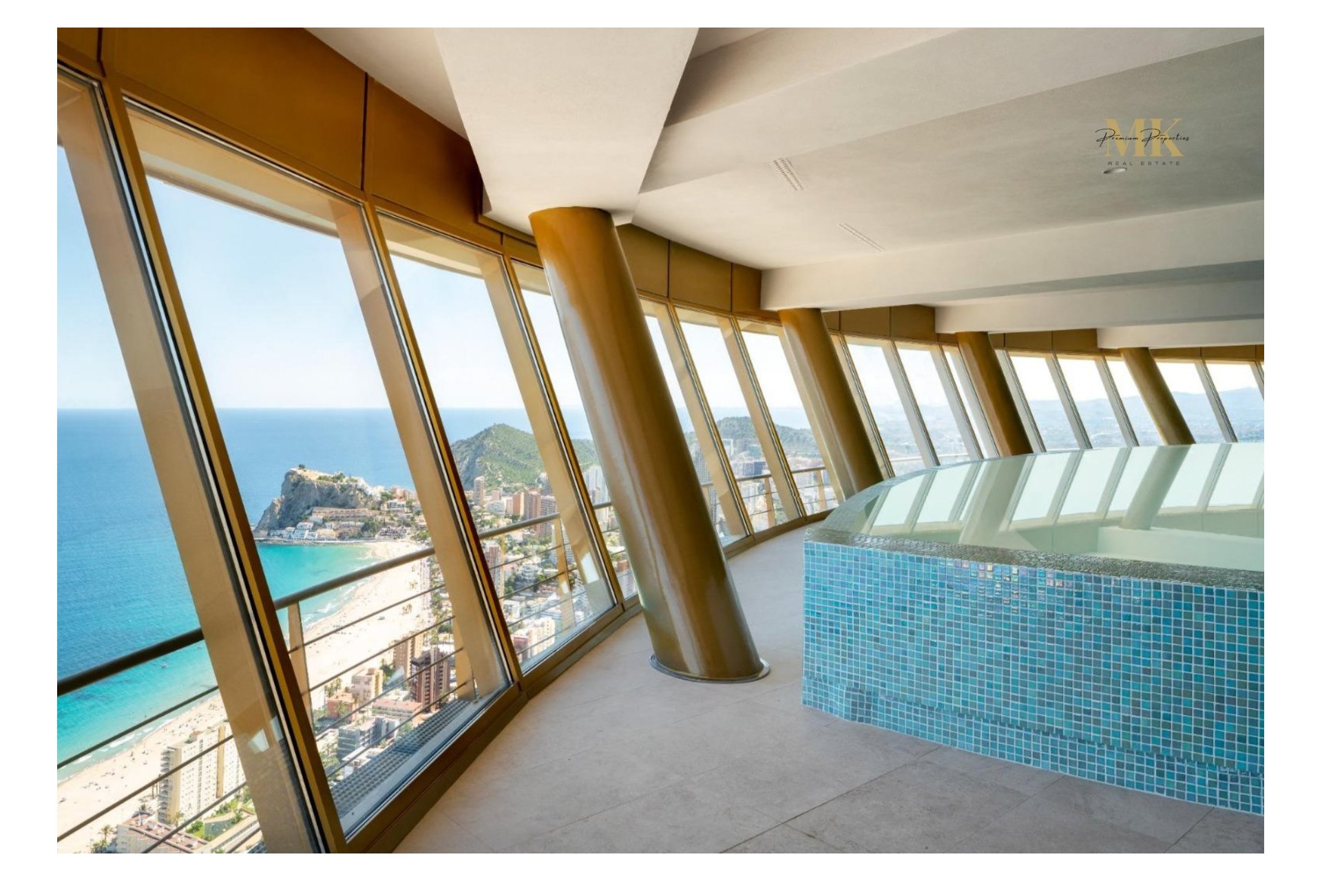 Piscina climatizada con vistas al mar - Apartamento de lujo en venta en el icónico edificio Intempo, Benidorm (Costa Blanca - Alicante)