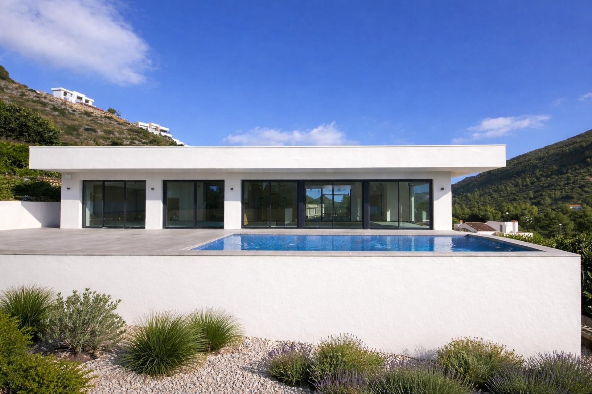 Piscina – Elegante villa con vistas panorámicas a la montaña, piscina privada y amplia parcela en Monte Solana, Pedreguer (Costa Blanca – Alicante)