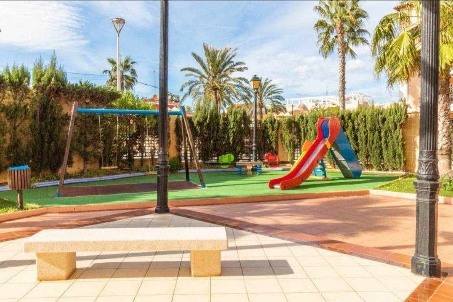 Plac zabaw dla dzieci - Apartament z widokiem na morze w Torrevieja, Playa de los Locos (Costa Blanca - Alicante)