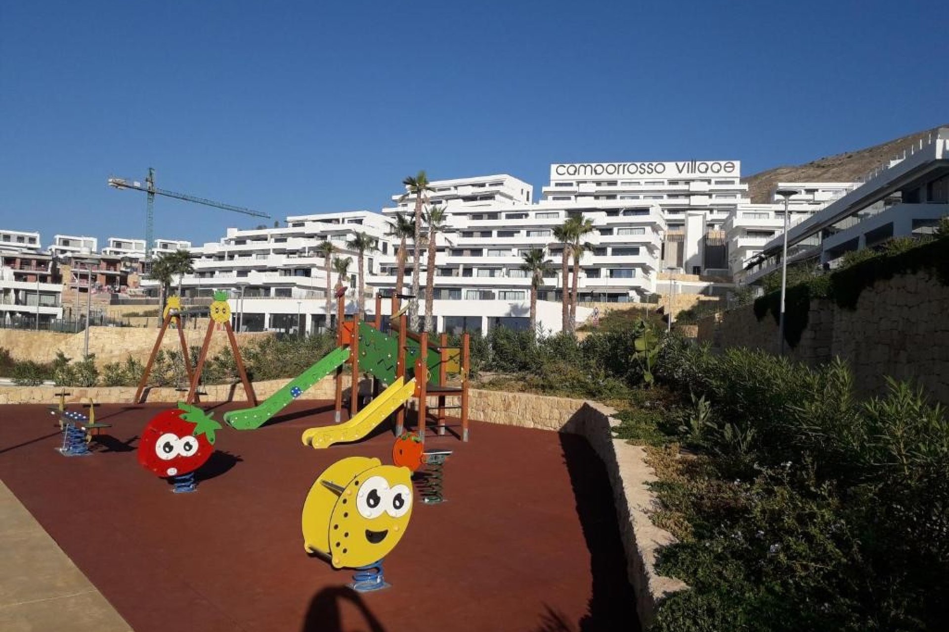 Plac zabaw dla dzieci - Ekskluzywny nowoczesny apartament dwupoziomowy z prywatnym solarium i widokiem na morze w Camporrosso Village, Finestrat (Costa Blanca – Alicante)