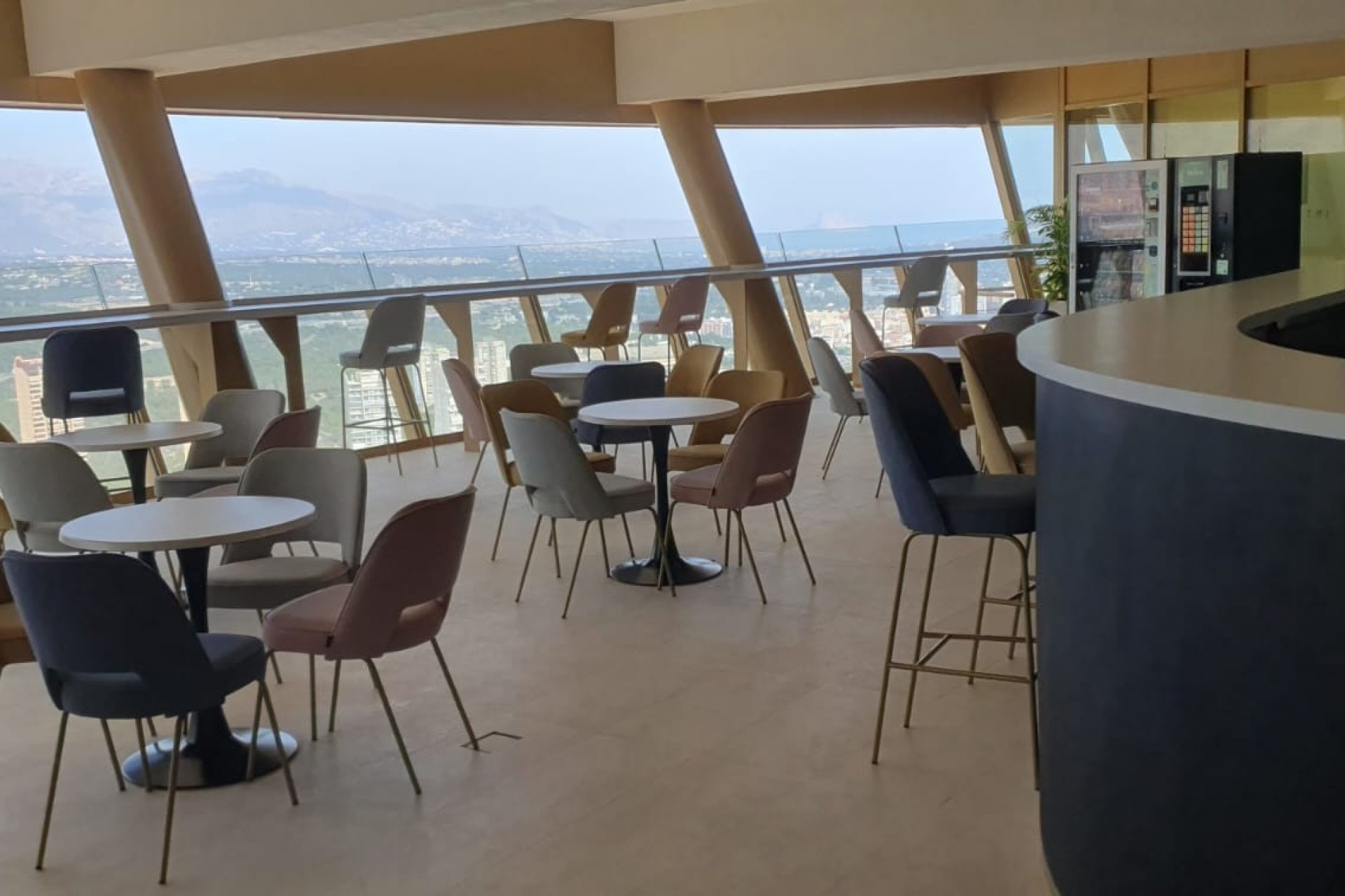 Sala con vistas al montañas - Apartamento de lujo en venta en el icónico edificio Intempo, Benidorm (Costa Blanca - Alicante)