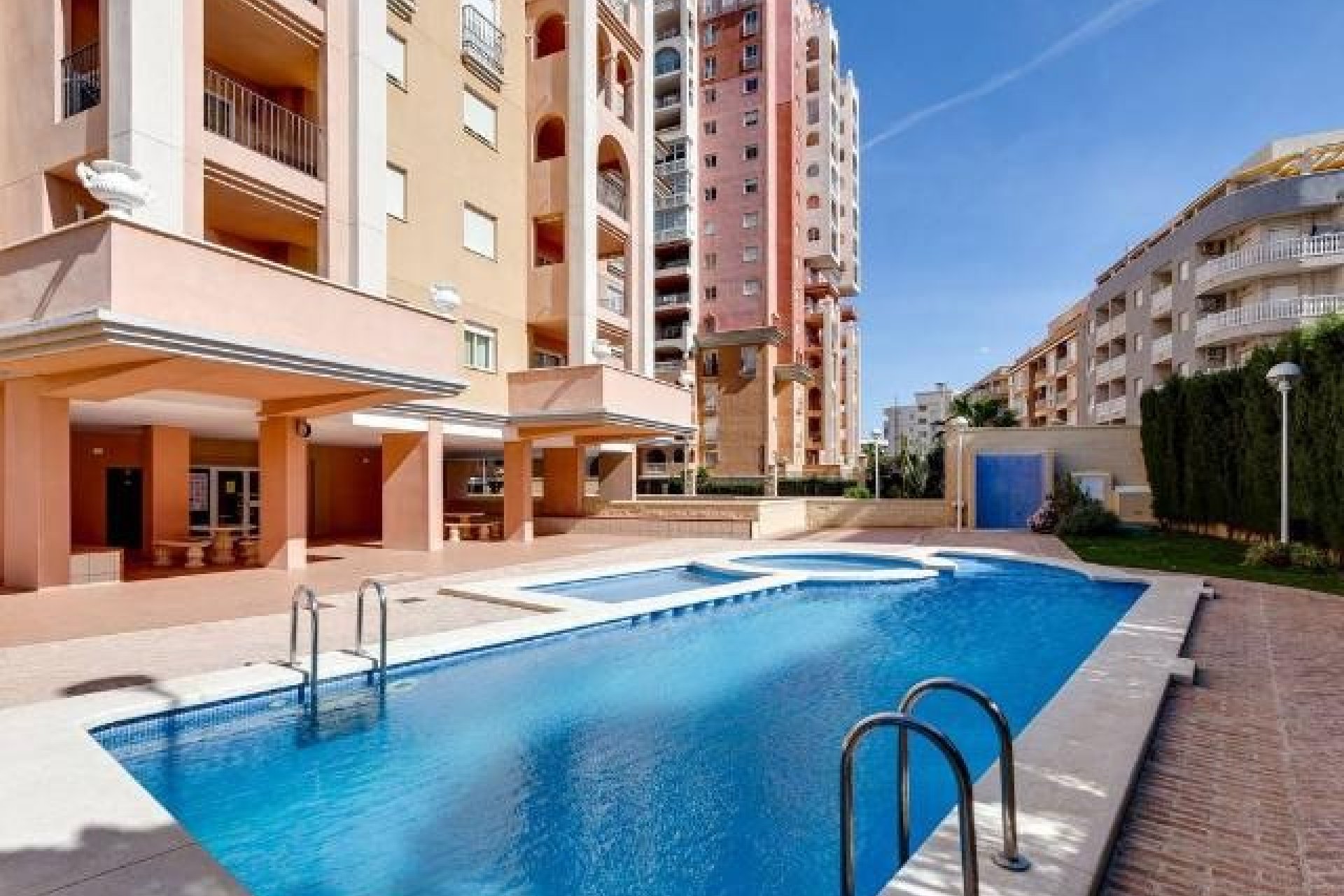 Swimming pool -  Apartment with sea views in Torrevieja, Playa de los Locos (Costa Blanca - Alicante)