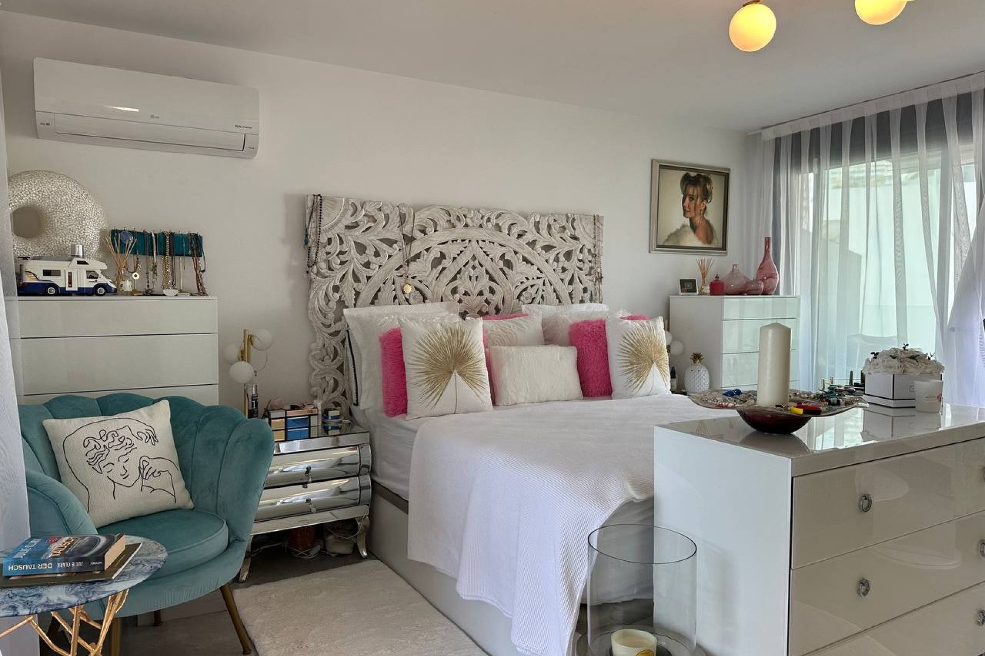 Sypialnia - Ekskluzywny nowoczesny apartament dwupoziomowy z prywatnym solarium i widokiem na morze w Camporrosso Village, Finestrat (Costa Blanca – Alicante)