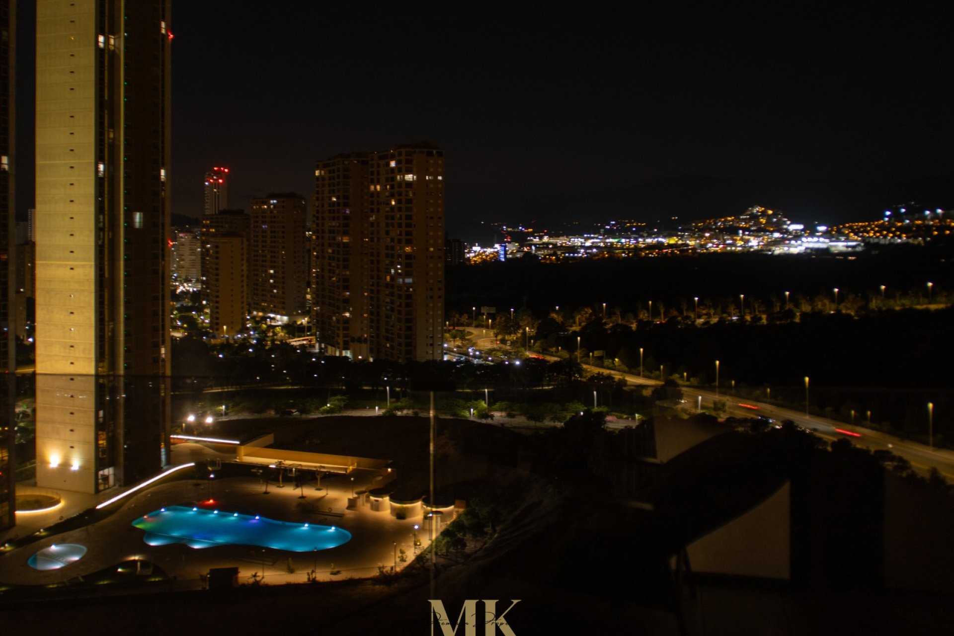 Vista por la noche - Apartamento de lujo en venta en edificio nuevo Sakura, Benidorm - Playa de Poniente (Costa Blanca, Alicante)