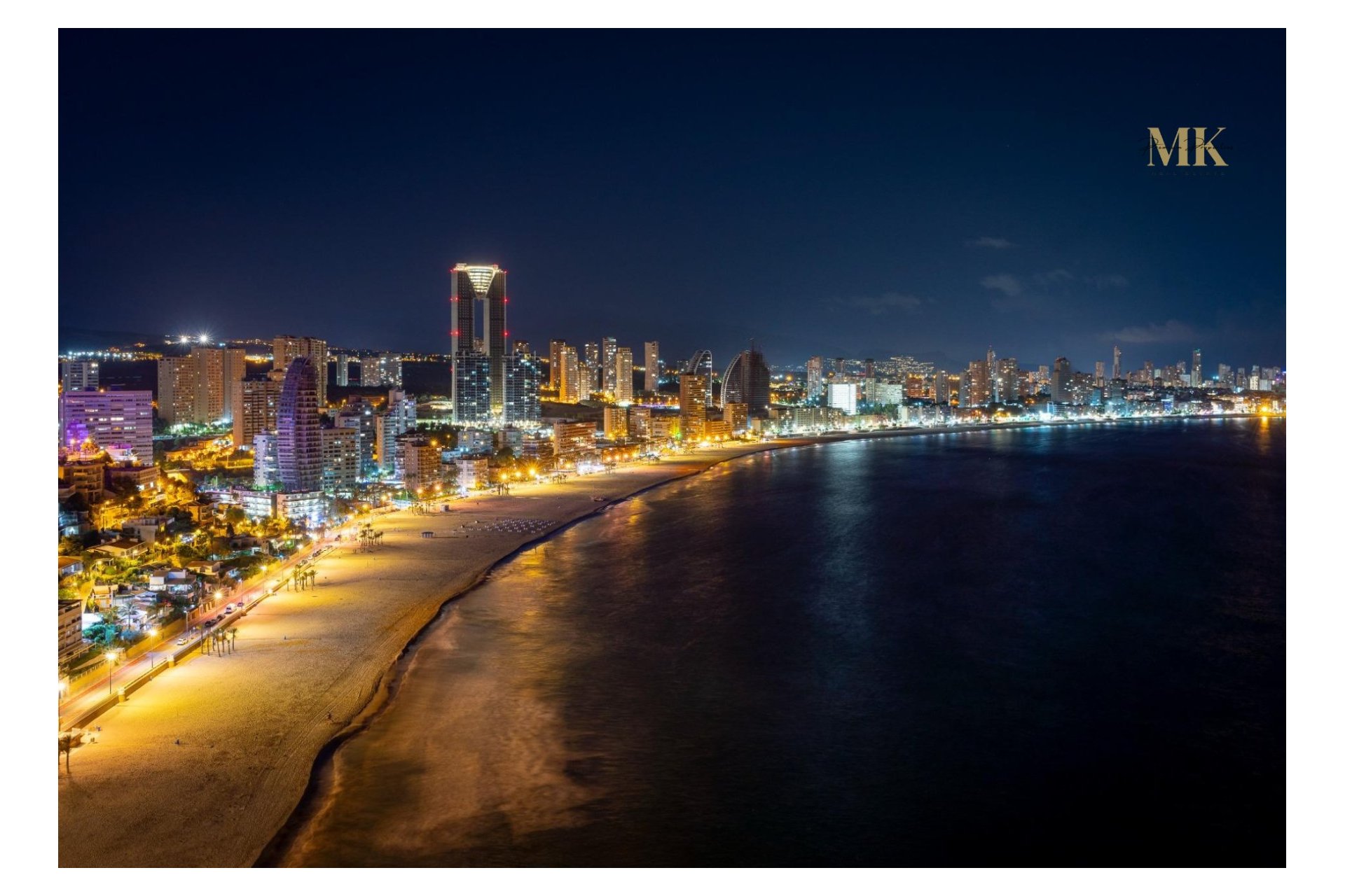 Vistas al mar por la noche - Apartamento de lujo en venta en el icónico edificio Intempo, Benidorm (Costa Blanca - Alicante)