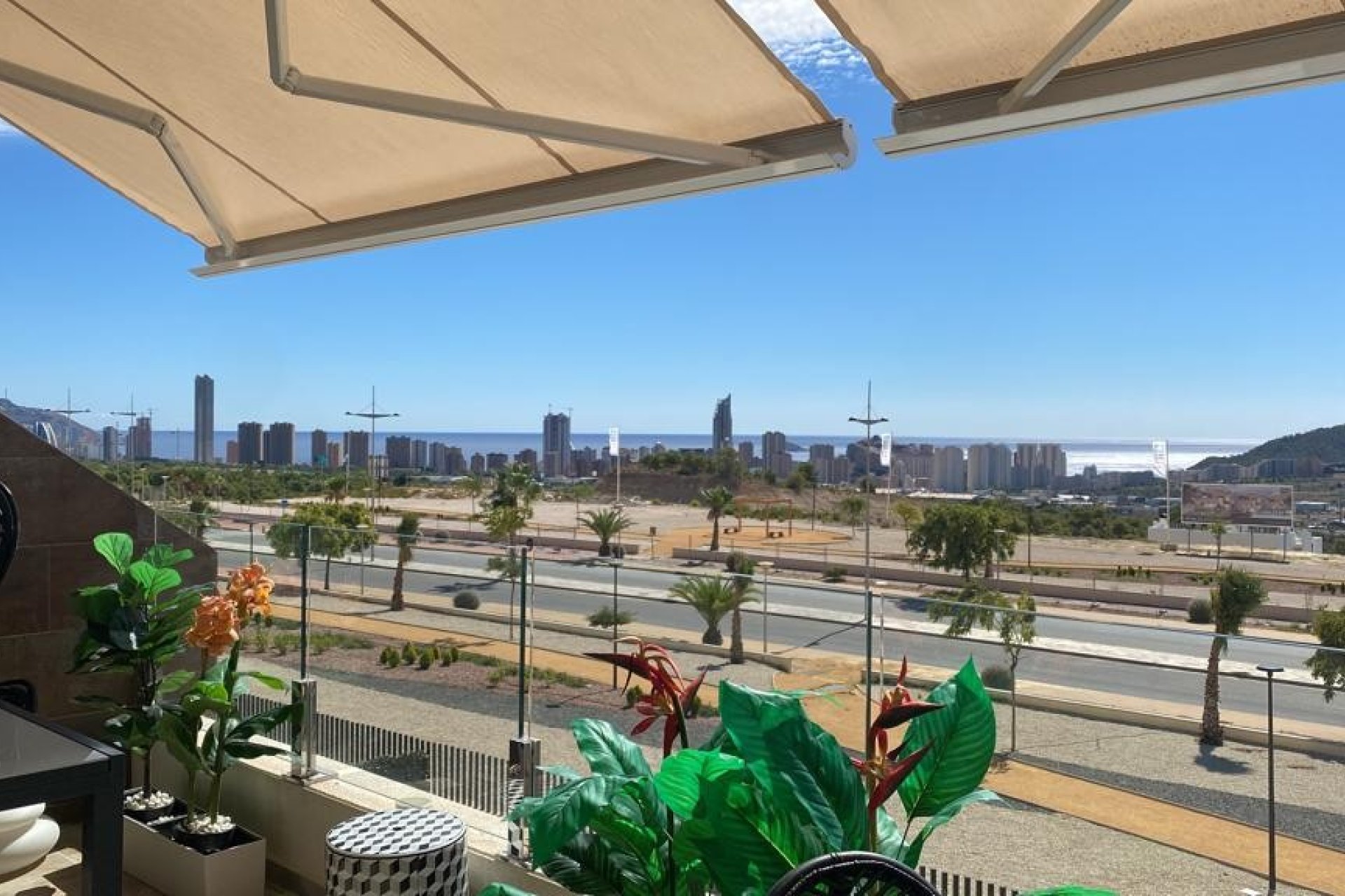 Widok na morze - Ekskluzywny nowoczesny apartament dwupoziomowy z prywatnym solarium i widokiem na morze w Camporrosso Village, Finestrat (Costa Blanca – Alicante)