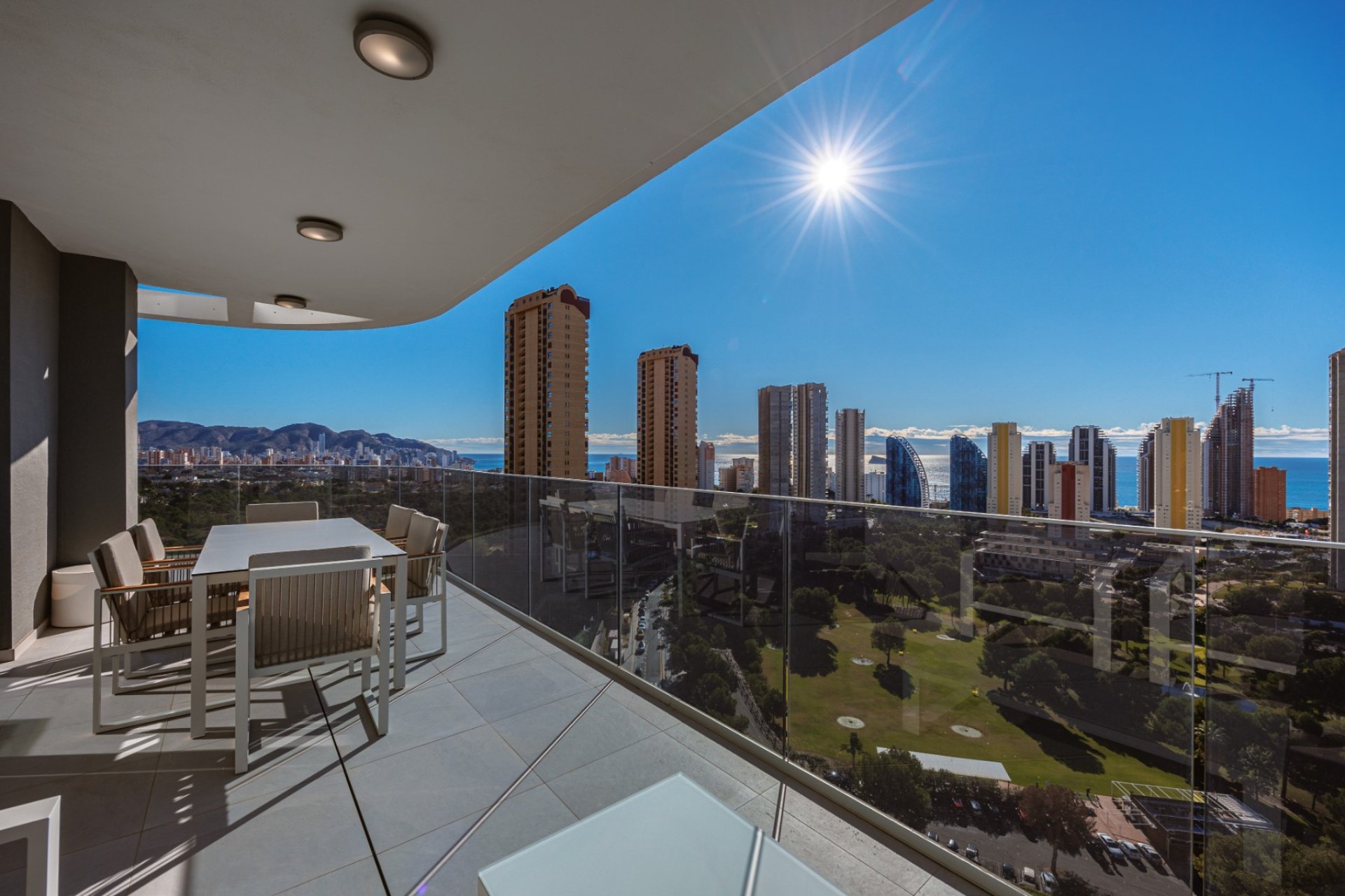 Widok na morze - Nowy apartament na sprzedaż, 3 sypialnie z widokiem na panoramę Benidormu – KEY READY, Poniente (Alicante - Costa Blanca)