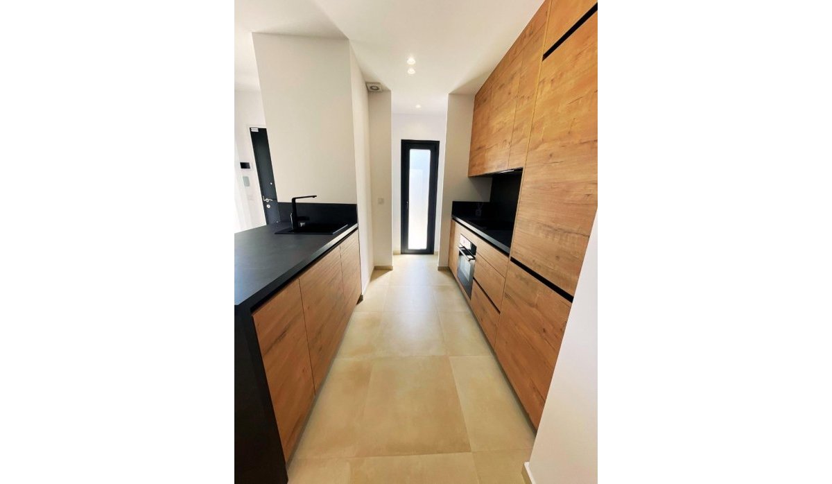 Современная вилла с видом на море и горы, частным бассейном и парковкой в Финестрате (Коста-Бланка – Аликанте)